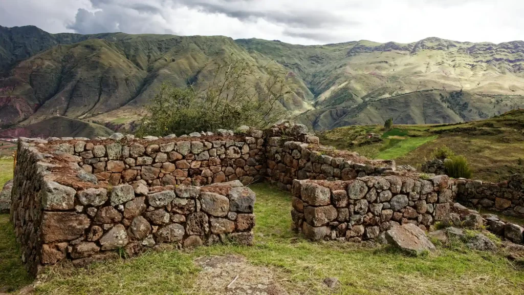 Vista de las casas de piedra de Huchuy Qosqo