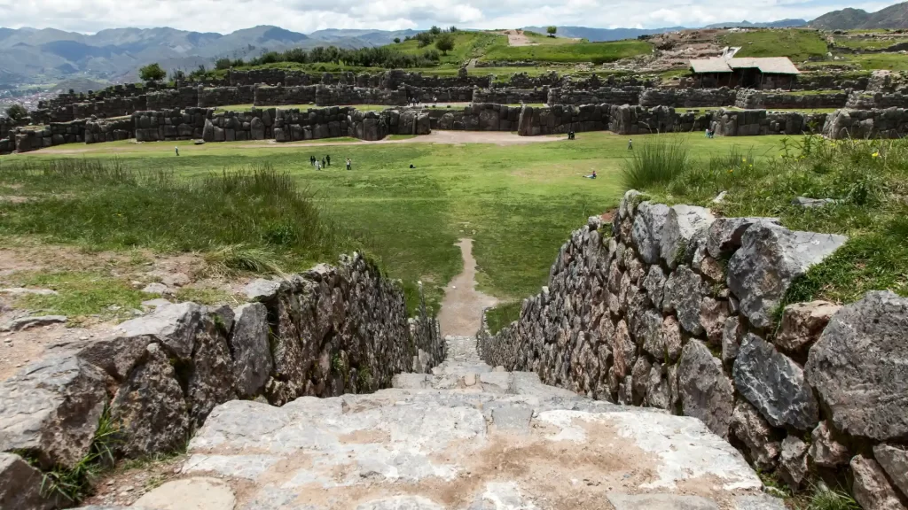 Vista desde las escaleras del Qosqo hacia las casas de piedra.