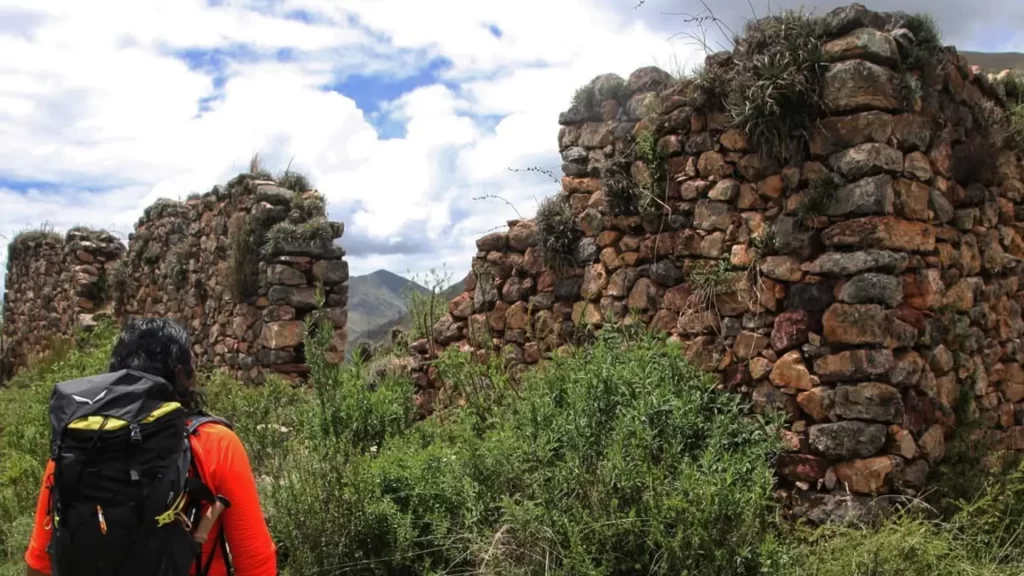 Tourist seeing the cusipata architecture.