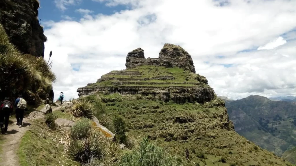 Panoramic view of waqrapukara.